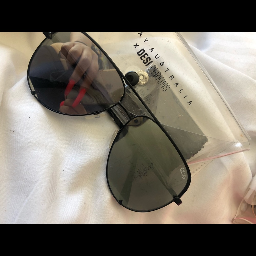 Quay high key silver/ black mirror sunglasses